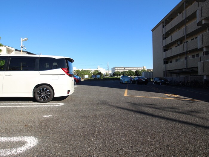 物件外観写真4　(駐車場)