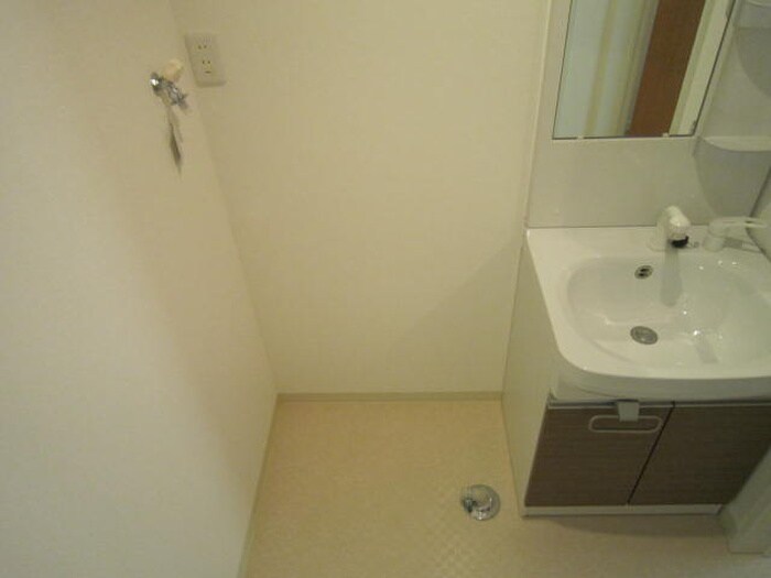 物件内観写真6　(洗濯機置場)