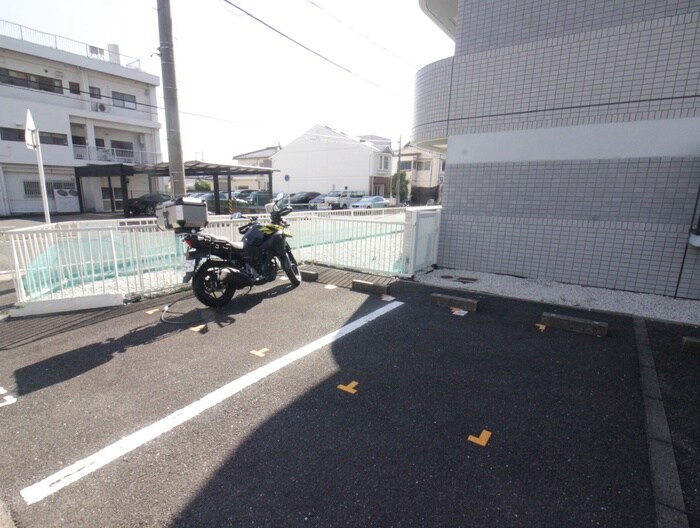 物件外観写真5　(バイク置き場)