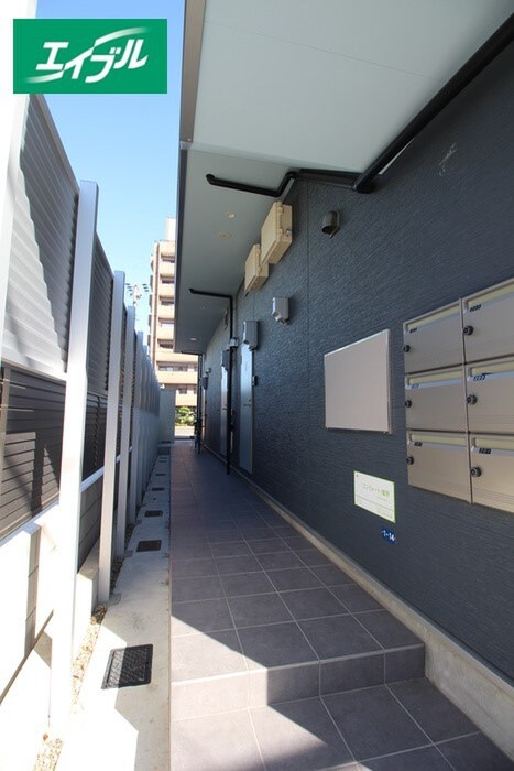 物件外観写真2　(エントランス部分)