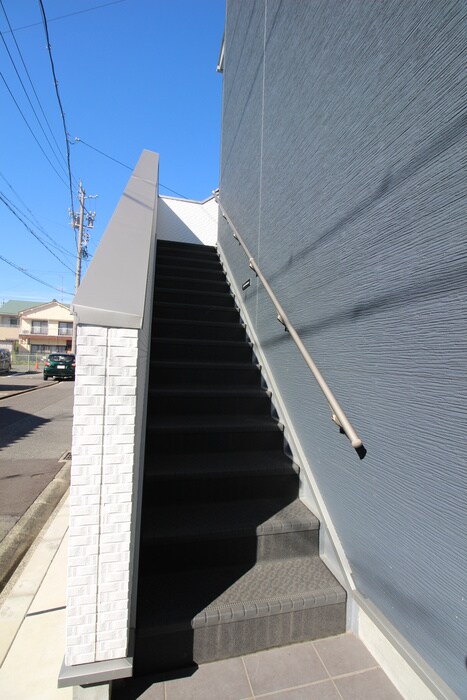 物件外観写真4　(エントランス部分)