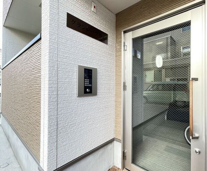 物件外観写真3　(エントランス部分)