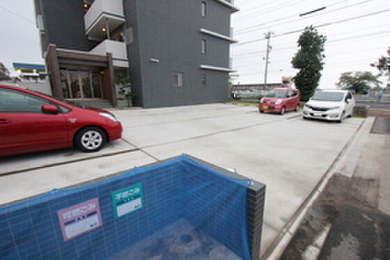 物件外観写真2　(駐車場)