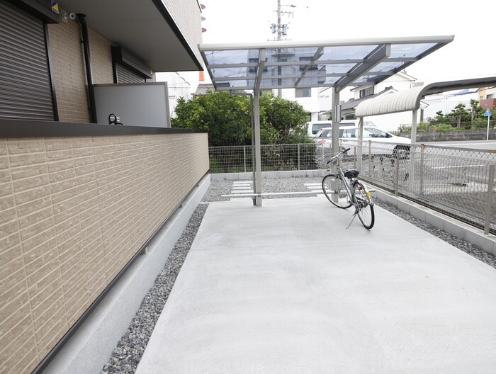 物件外観写真2　(エントランス部分)