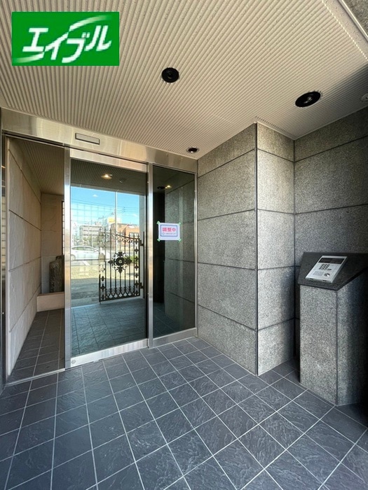 物件外観写真3　(エントランス部分)