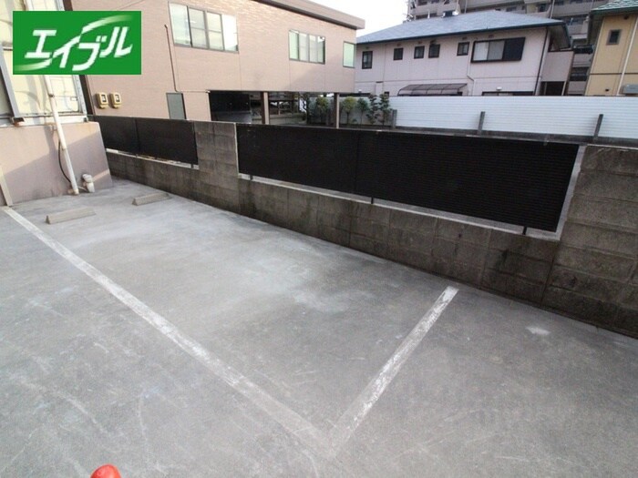 物件外観写真5　(駐車場)