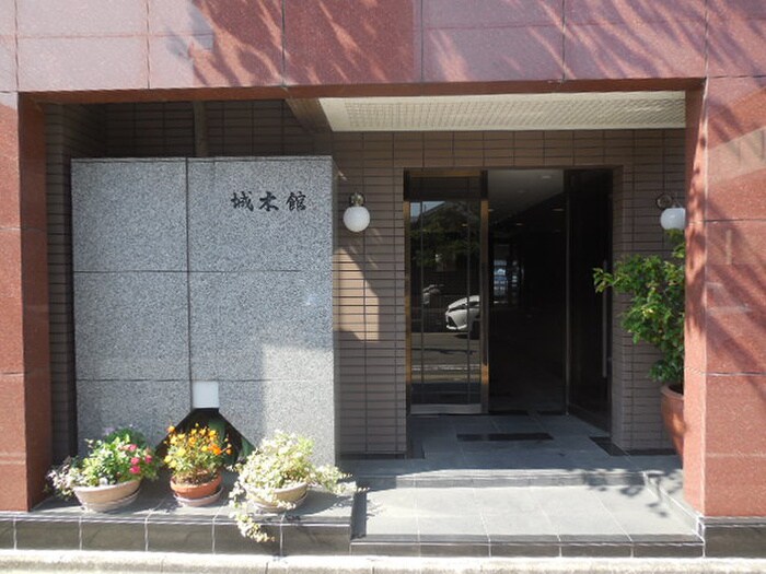 物件外観写真5　(エントランス部分)