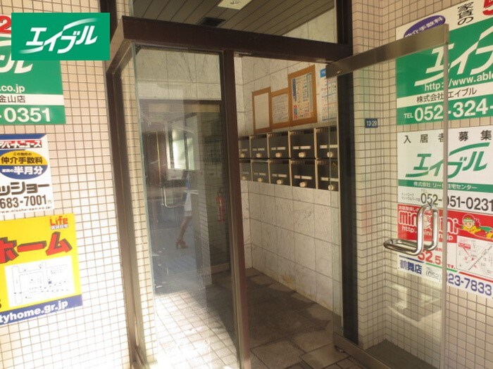 物件外観写真2　(エントランス部分)