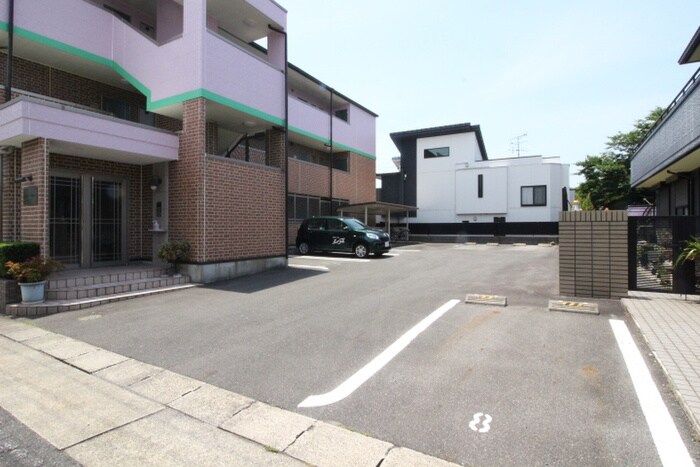 物件外観写真4　(駐車場)