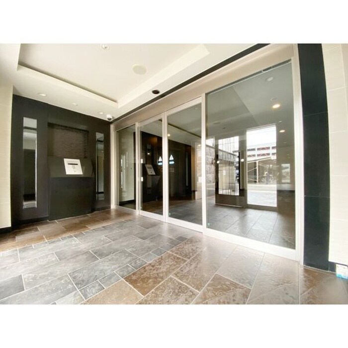 物件外観写真6　(エントランス部分)