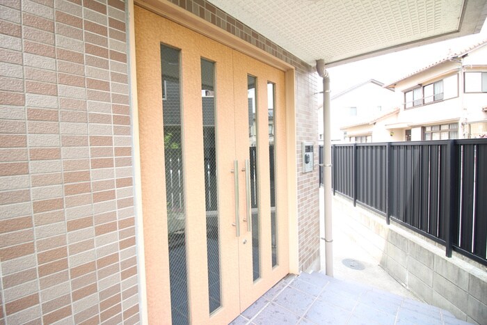 物件外観写真3　(エントランス部分)