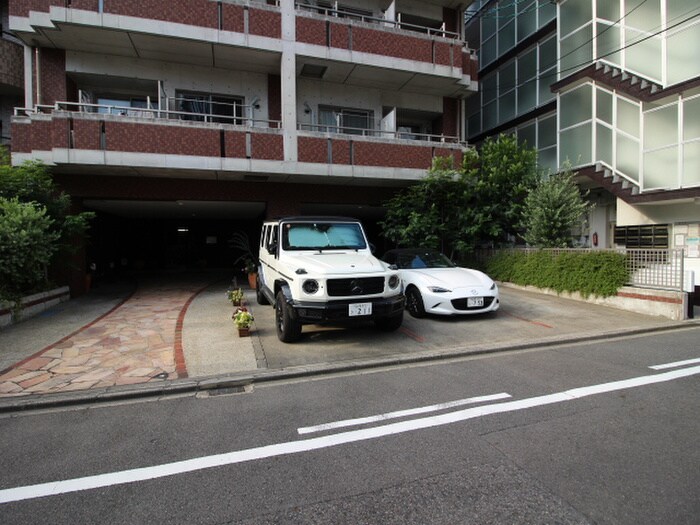 物件外観写真6　(駐車場)