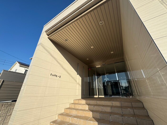 物件外観写真2　(エントランス部分)