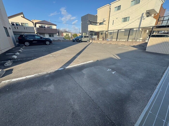 物件外観写真4　(駐車場)