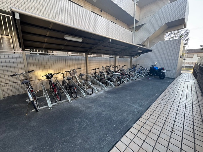 物件外観写真5　(駐輪場)