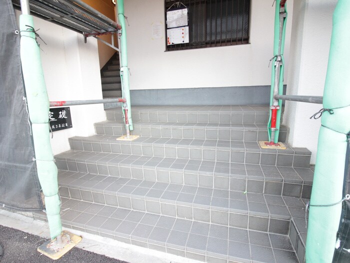 物件外観写真3　(エントランス部分)