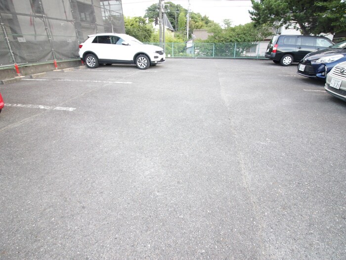 物件外観写真5　(駐車場)