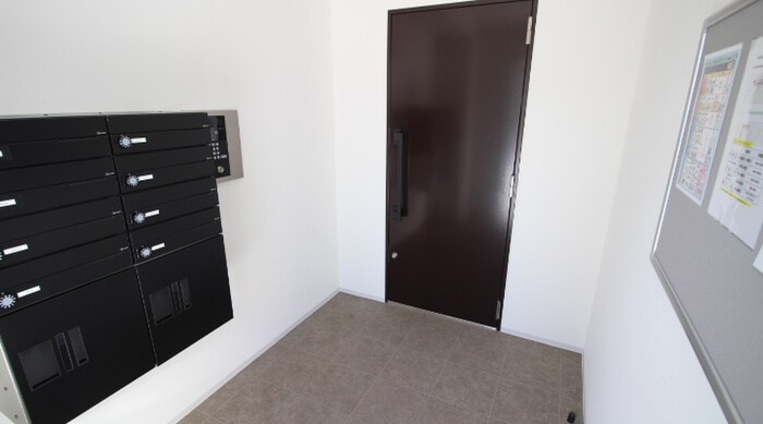 物件外観写真3　(エントランス部分)