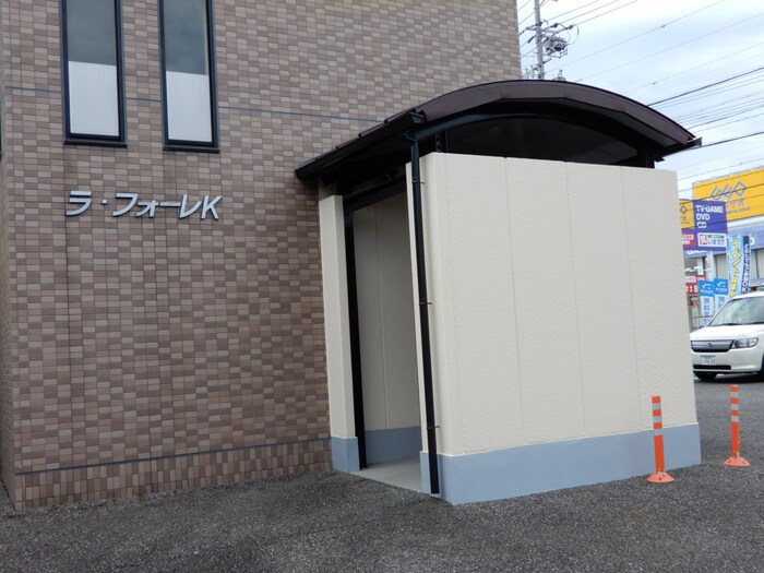 物件外観写真3　(エントランス部分)