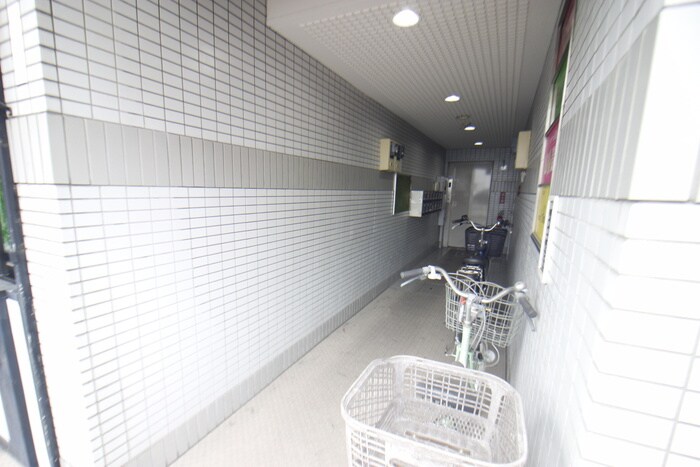 物件外観写真2　(エントランス部分)