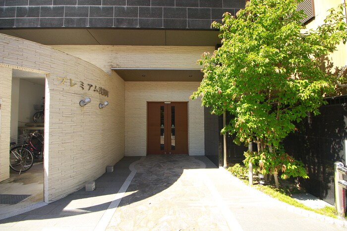 物件外観写真2　(エントランス部分)