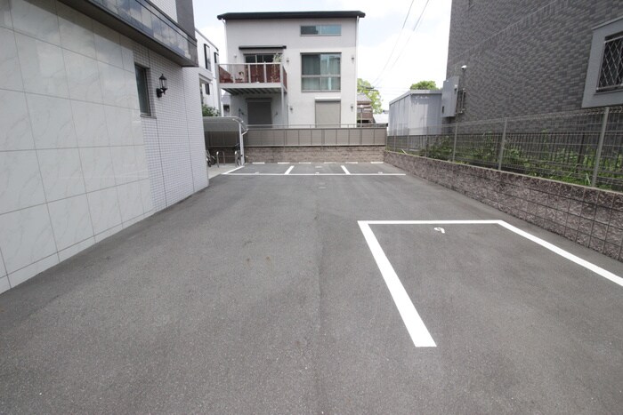 物件外観写真3　(駐車場)