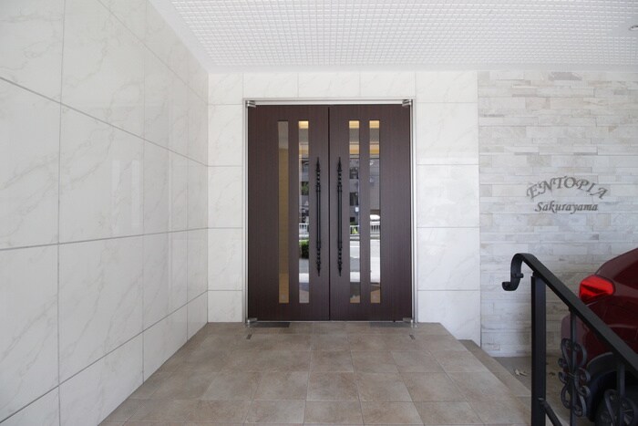 物件外観写真5　(エントランス部分)