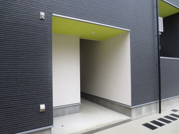 物件外観写真2　(エントランス部分)