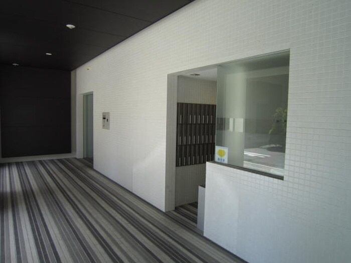 物件外観写真2　(エントランス部分)