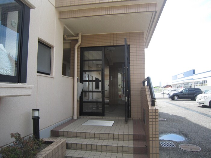 物件外観写真3　(エントランス部分)