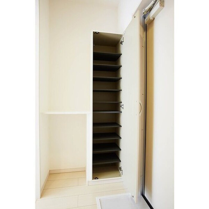 物件内観写真10　(玄関)