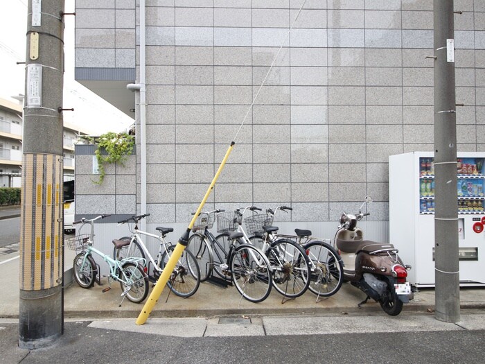 物件外観写真3　(駐輪場)