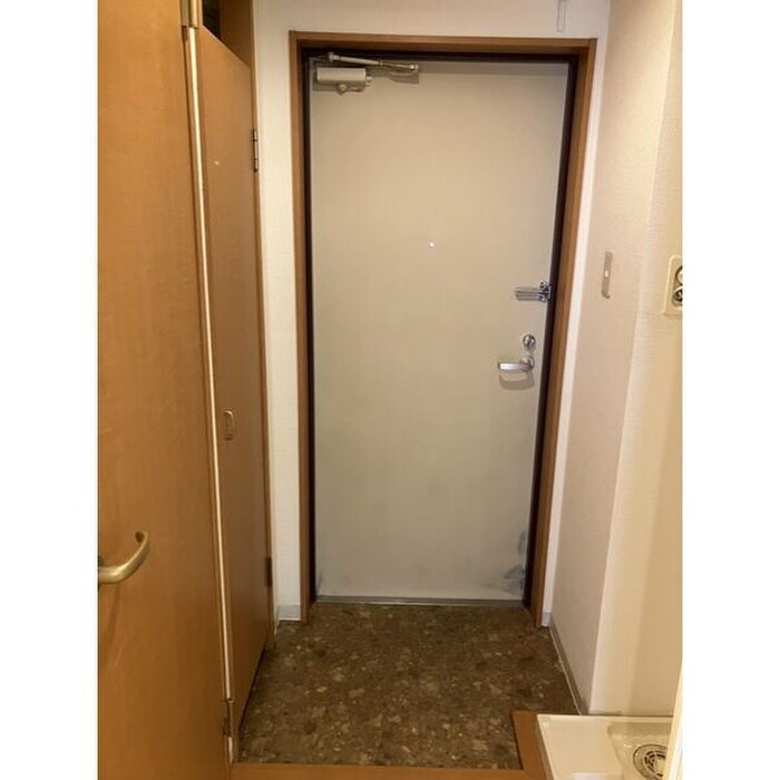 物件内観写真8　(玄関)