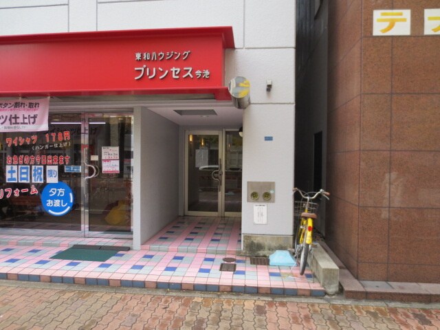 物件外観写真3　(エントランス部分)