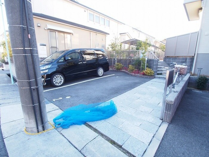 物件外観写真6　(駐車場)