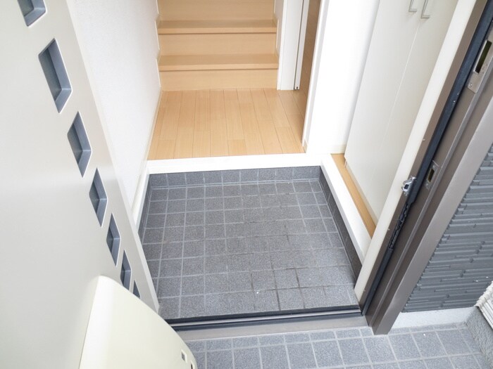 物件内観写真12　(玄関)