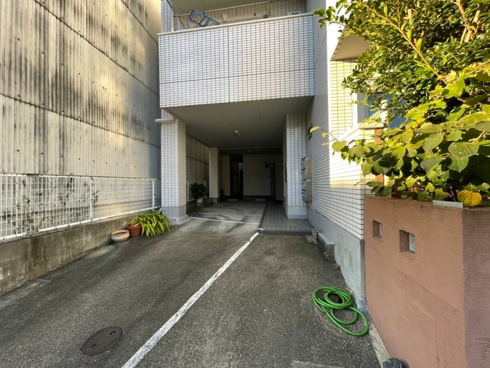 物件外観写真2　(エントランス部分)