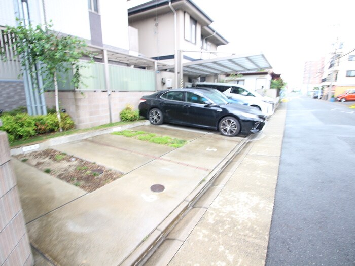 物件外観写真4　(駐車場)