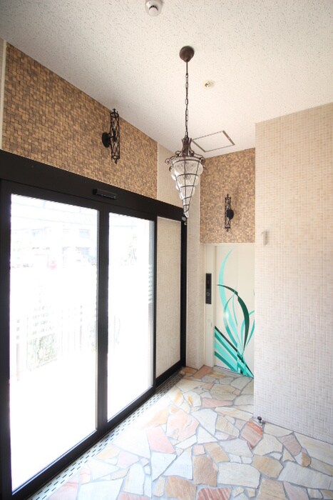 物件外観写真6　(エントランス部分)