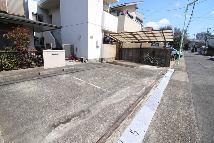 物件外観写真5　(駐車場)