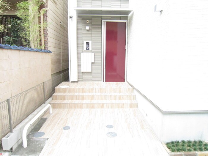物件外観写真5　(エントランス部分)