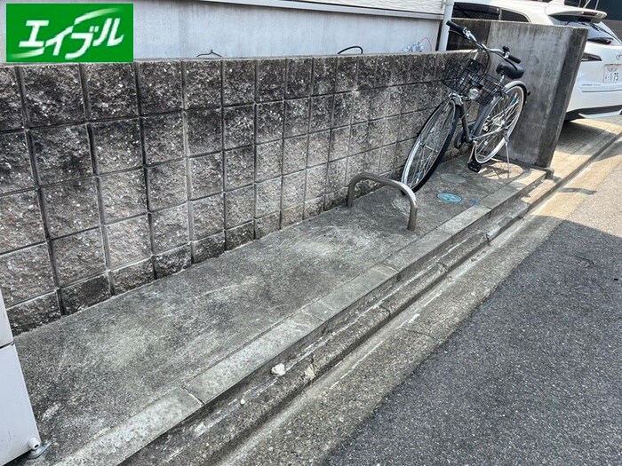 物件外観写真3　(駐輪場)
