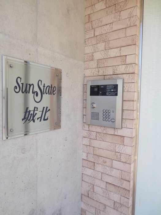 物件外観写真6　(エントランス部分)