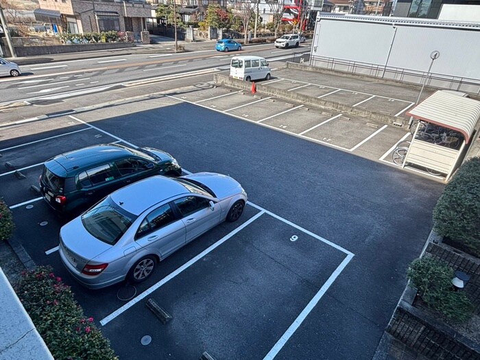 物件外観写真2　(駐車場)