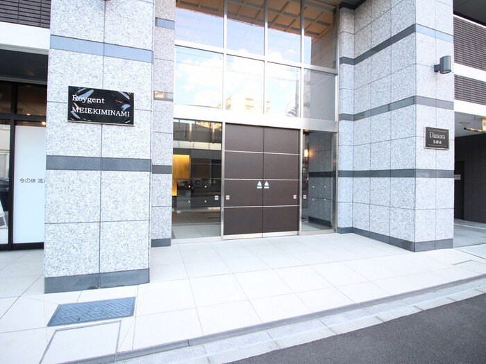 物件外観写真2　(エントランス部分)