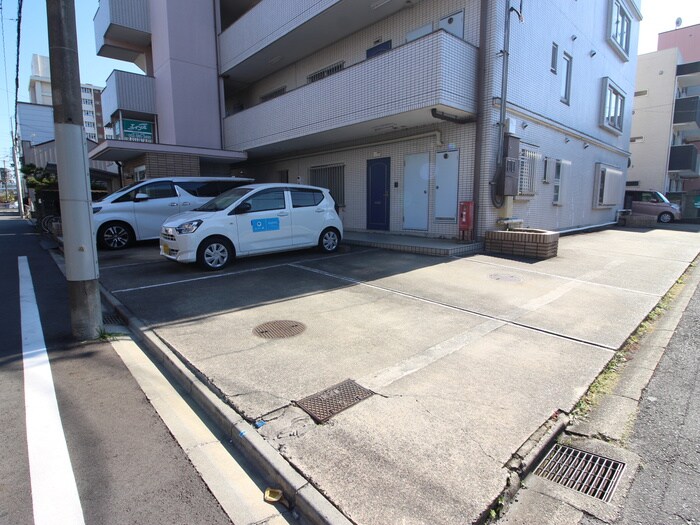 物件外観写真3　(駐車場)