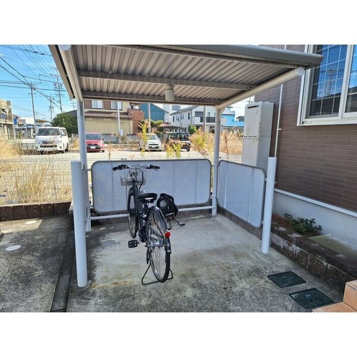 物件外観写真2　(駐輪場)
