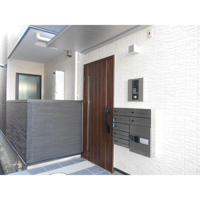 物件外観写真2　(エントランス部分)