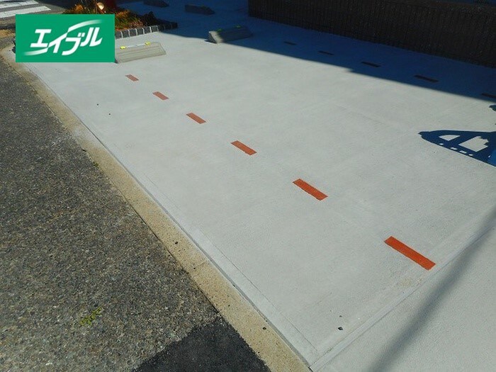 物件外観写真3　(駐車場)