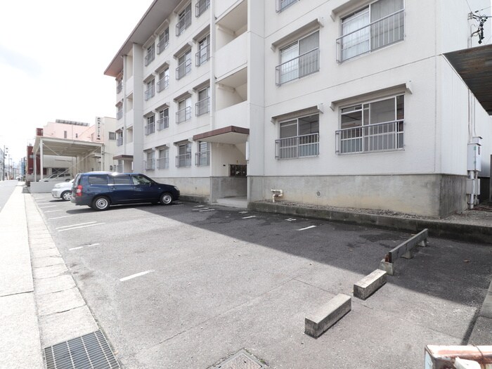 物件外観写真3　(駐車場)